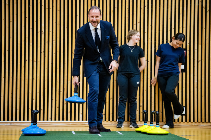 Kronprinsen fikk prøve seg på teppecurling sammen med kursdeltakere på Hurdal syn- og mestringssenter. Foto: Stian Lysberg Solum / NTB
